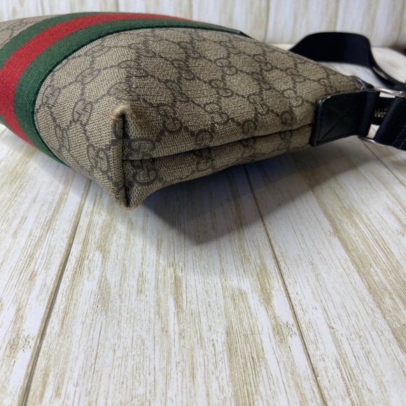 GUCCI GG SUPREME MONOGRAM WEB MESSENGER BAG - Picture 4 of 10